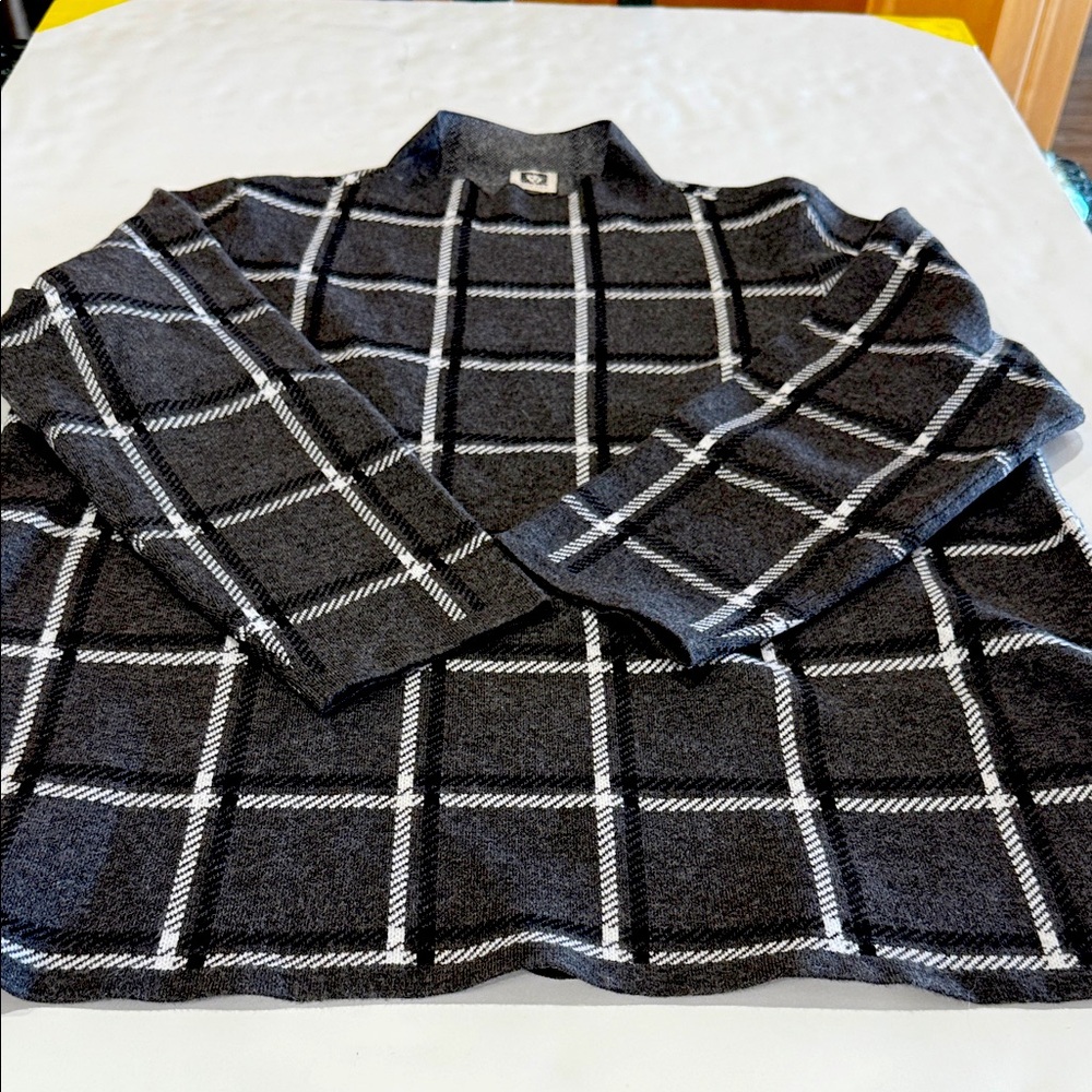 Woman’s Anne Klein sweater. New never worn. Size L